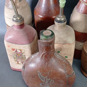 Lote de 7 Botellas Artesanales Forradas en Cuero y Madera - imagen 3