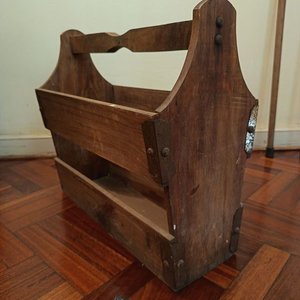 Revistero de Madera con Dos Bastones y Plato Decorativo - imagen 3