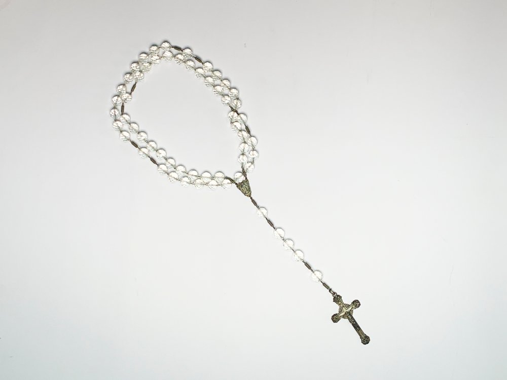 Lote siguiente: Rosario de cristal con crucifijo en metal