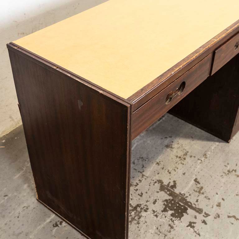 Escritorio con siete cajones y detalles en la madera - imagen 2