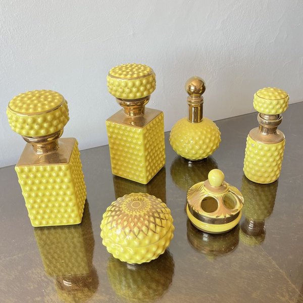 Juego de Toilette Antiguas en Cerámica Amarilla con Dorado - imagen 1
