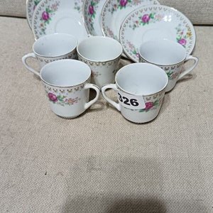 Lote siguiente: Juego de Tazas y Platos con Decoración Floral