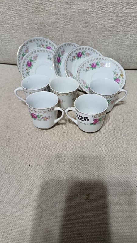 Juego de Tazas y Platos con Decoración Floral