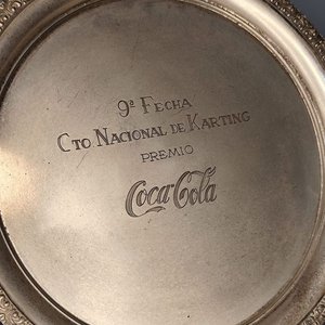 Plato de Metal "Coca-Cola" con Soporte - Karting - imagen 4