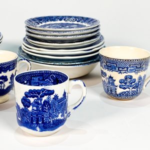 Lote de 21 Piezas de Losa Blanca y Azul con Decoración Chinaiserie - imagen 3