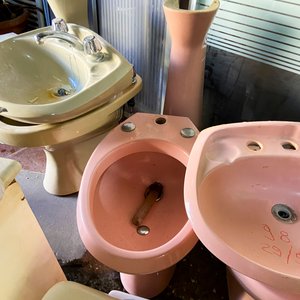 Juego de Baño Rosa: Inodoro, Bidet y Pileta con Pie Usados - imagen 3