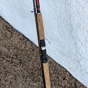 Lote siguiente: Caña de Pesca Embarcada ANGLER Black Heart 210 Carbono
