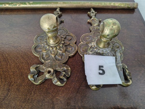 Toallero de Bronce con Detalle Ornamental - imagen 1