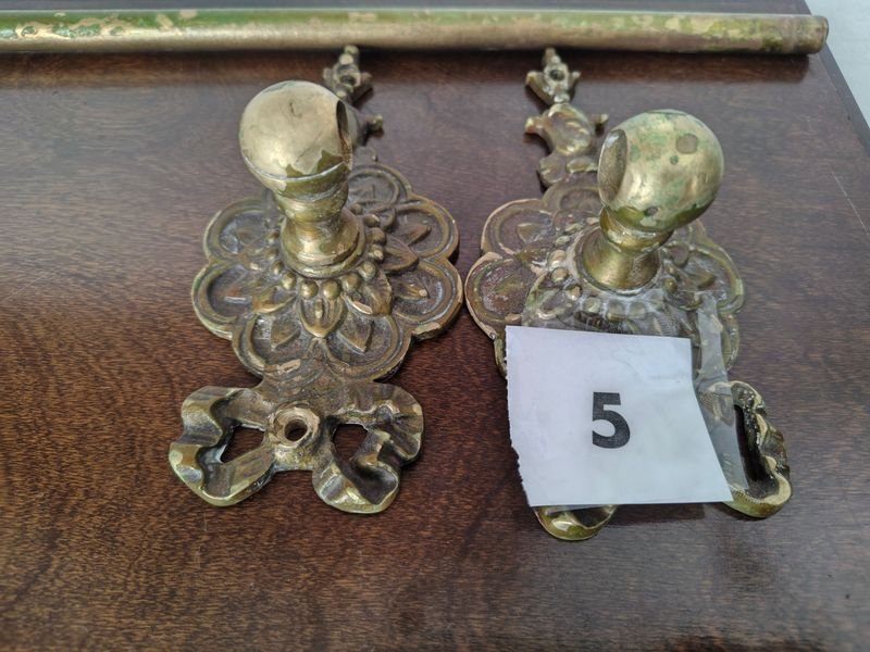 Toallero de Bronce con Detalle Ornamental