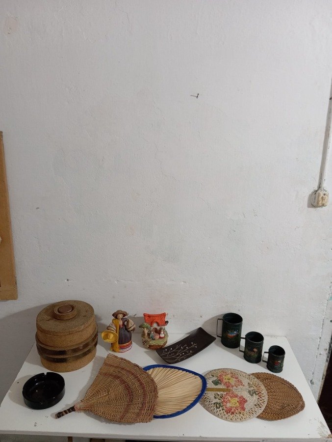 Colección de artículos decorativos y útiles - imagen 1