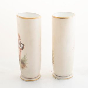 Par de Floreros de Opalina Beige con Decoración de Personajes y Motivos Florales - 26cm - imagen 3