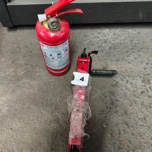 Lote siguiente: Kit para Auto: Gato Mecánico y Extintor Pequeño Rojo