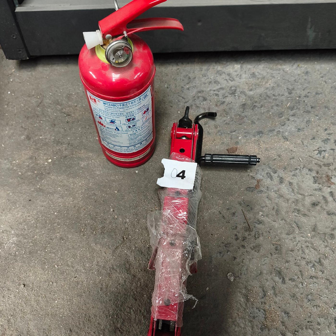 Kit para Auto: Gato Mecánico y Extintor Pequeño Rojo