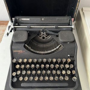 Máquina de Escribir Hermes Metálica con Estuche y Scanner Microtek - imagen 1