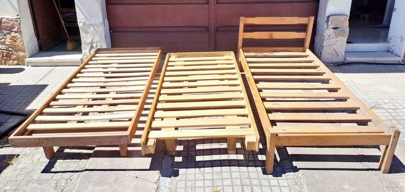 Lote siguiente: Camas de madera con diseño de tablas y tirantes
