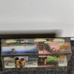 Escena Japonesa en Vidrio con Figuras Kokeshi y Casa - imagen 3