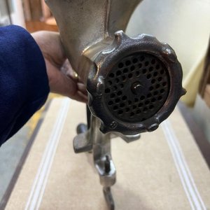 Picadora de Carne Antigua Manual Marca Eagle con Manivela de Madera - imagen 7