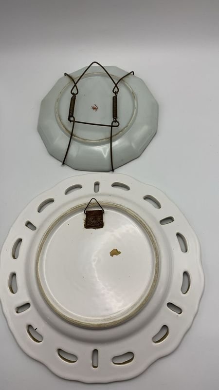 Dos platos decorativos de porcelana - imagen 3
