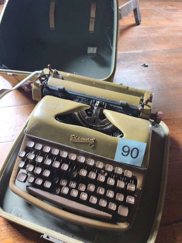 Antigua Máquina de Escribir Riemetall con Estuche