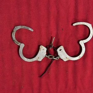 Esposas HWC Metálicas con Cadena y Llave - imagen 3