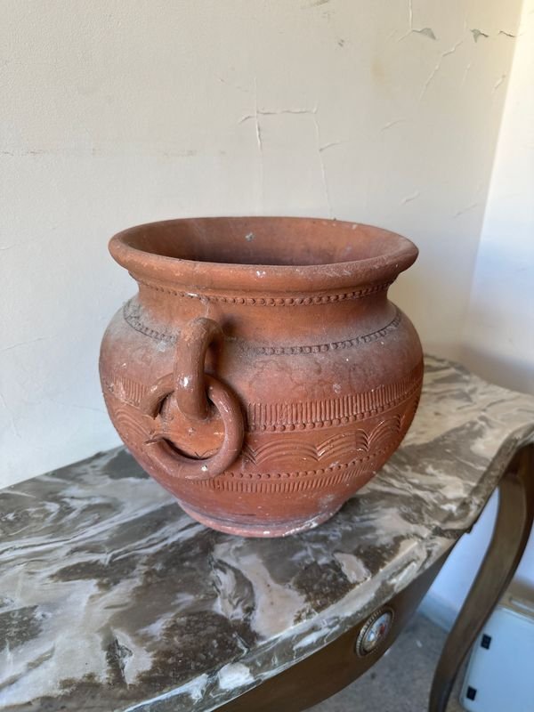 Lote siguiente: Jarrón de cerámica con detalles en la base