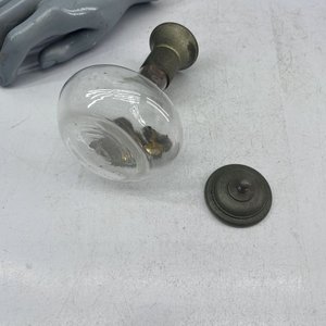 Botella Decantadora de Vidrio con Tapa Metálica y Detalle de Uvas - imagen 3