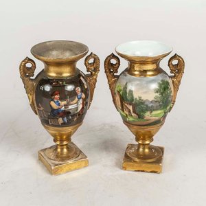 Lote anterior: Par de Ánforas Isabelinas con Escenas Pintadas y Detalles en Oro