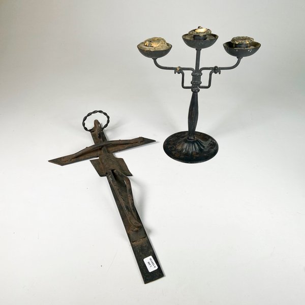 Candelabro de hierro artesanal con cruz - imagen 1