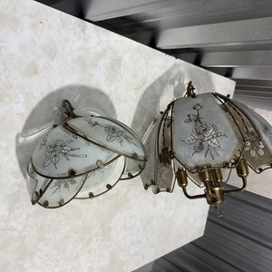 Par de Lámparas Antiguas de Vidrio y Metal Dorado con Diseño Floral - imagen 2