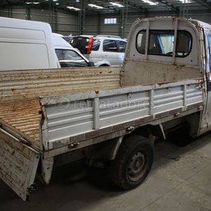 Camioneta Utilitaria Blanca con Caja Metálica - imagen 2