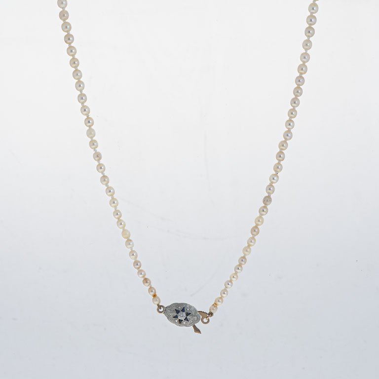 Collar de perlas y broche de oro