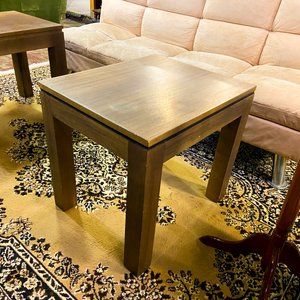 Perchero de Pie de Madera Oscura y Alfombra Oriental - imagen 2