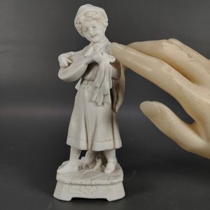 Figura de Porcelana Biscuit: Niña Tocando Instrumento Musical, Sellada - imagen 3