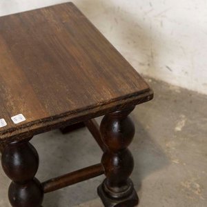 Par de Banquitos de Madera con Patas Torneadas - imagen 3