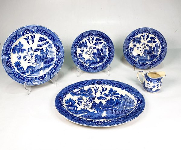 Conjunto de Porcelana Estilo Willow: Lechera, Platos y Fuente Oval - imagen 1