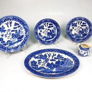 Lote anterior: Conjunto de Porcelana Estilo Willow: Lechera, Platos y Fuente Oval