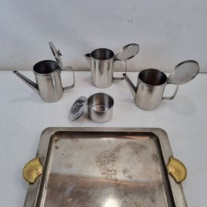 L 288 - Set De 5 Piezas - Practico set de servicio de mesa con bandeja rectangular y mangos dorados estilo concha, junto a tres jarras y un azucarero - imagen 3