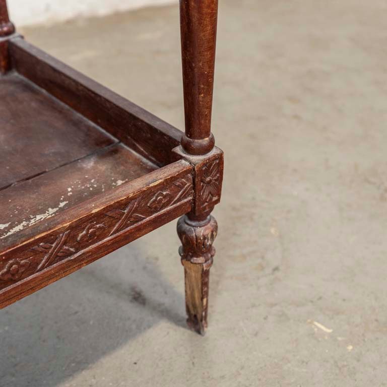 Mesita de sala Luis XVI, de dos niveles, con laterales tallados. - imagen 2
