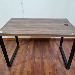Escritorio Tono Madera con Patas Negras y Pasacables - imagen 2