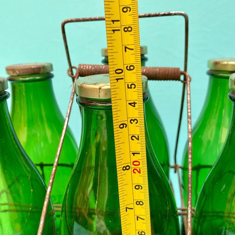 Vendedor de botellas de vidrio verde con tapas metálicas - imagen 7