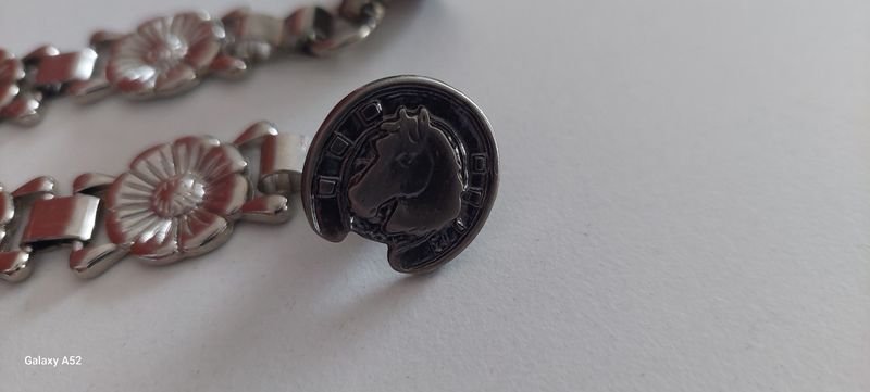 Rastra en metal moderna con diseño de caballo - imagen 4