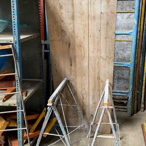 Lote siguiente: Dos Caballetes Metálicos Azules con Tapa de Madera