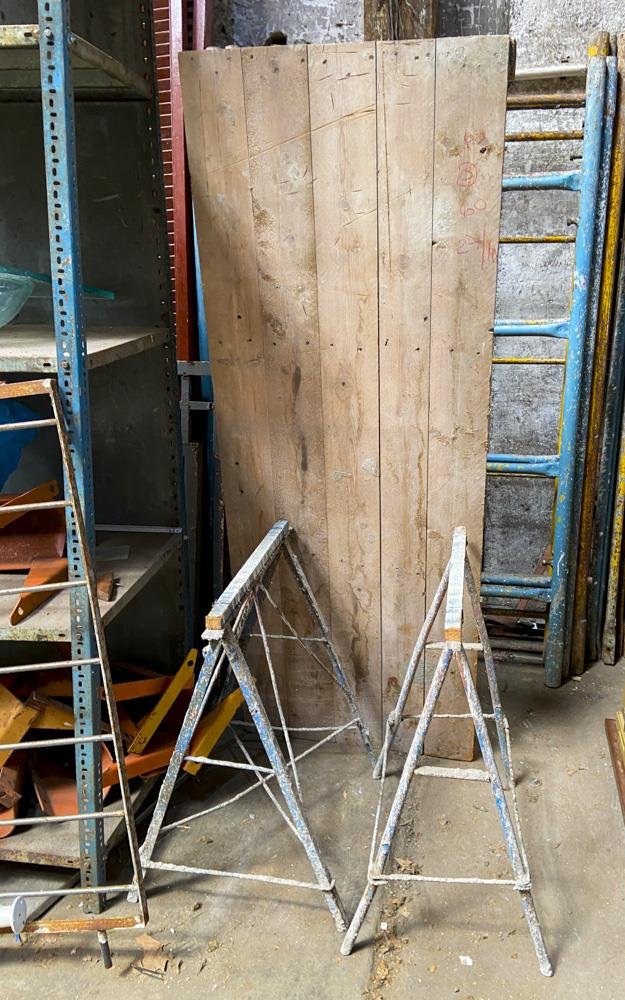 Dos Caballetes Metálicos Azules con Tapa de Madera
