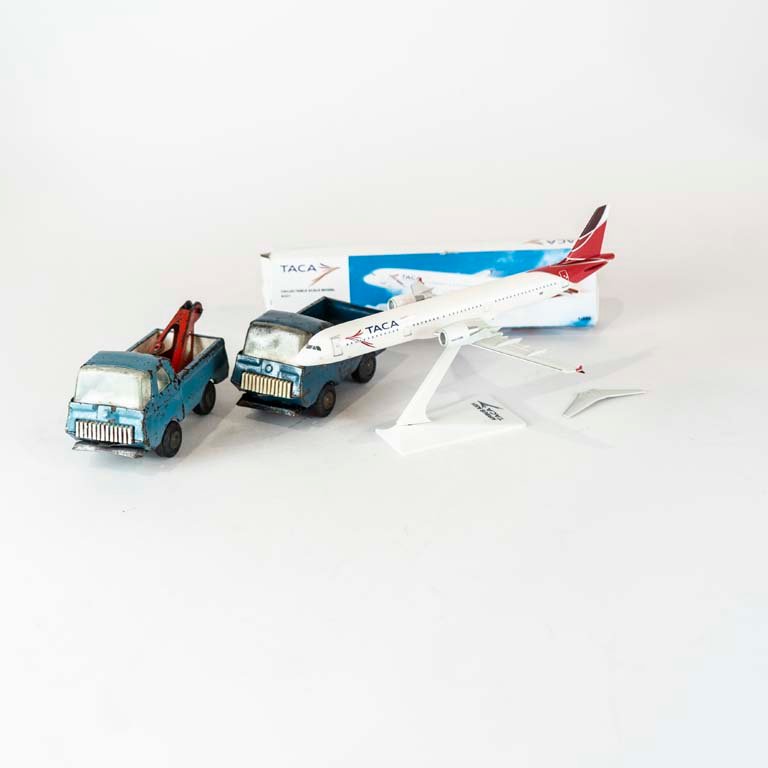 Lote anterior: Camiones y avión a la venta - Medidas: 11.5x5 y 22cm