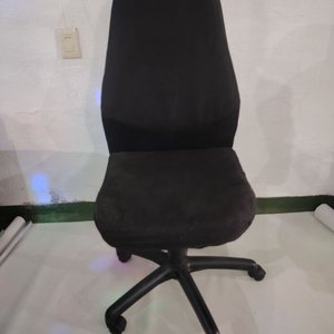 Silla de Escritorio Negra con Respaldo Alto y Ruedas - imagen 3