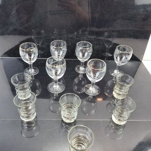 L 269 - Lote De 12 Piezas - Atractivo lote de 12 piezas de cristalería, compuesto por 6 copas para licor con filo dorado y 6 pequeños vasos shot, ideales - imagen 3