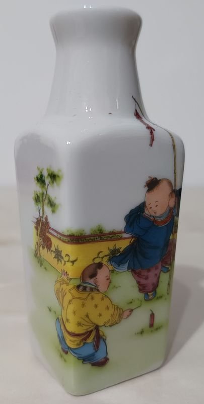 Jarrón de porcelana oriental con decoración de niños jugando con pirotécnica - imagen 2