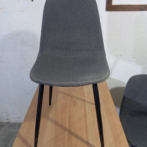Juego de Comedor: Mesa de Madera Clara con Patas de Metal y 2 Sillas Grises - imagen 7