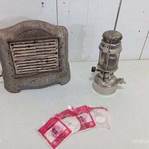 Estufa Eléctrica Antigua y Farol Metálico con Mantillas - imagen 4