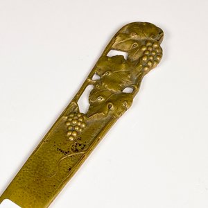 Abrecartas de Bronce con Diseño de Vides, Firmado F. Claessenis - imagen 3